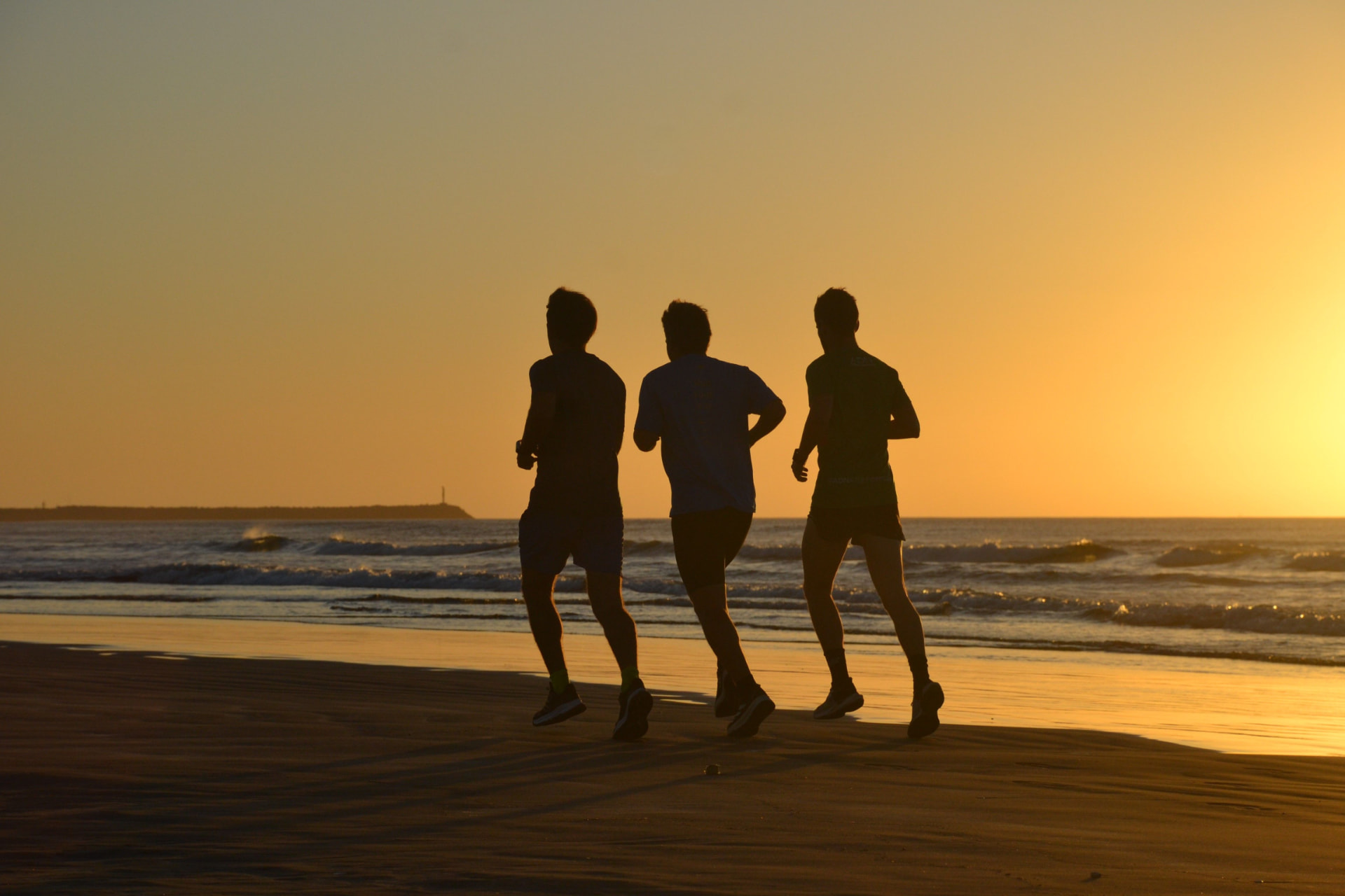 Läufer am Strand der Ostsee bei Golden Hour