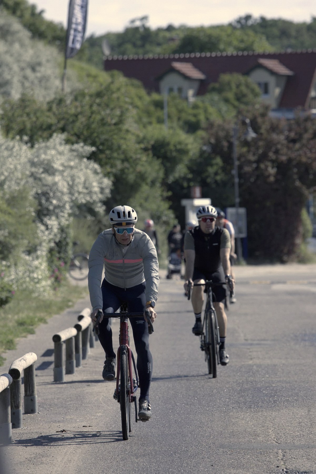 Radfahrende an der Ostseeküste